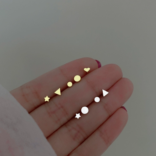 Маленькие изысканные серьги, простой и элегантный дизайн