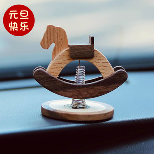 摇摆木马汽车中控台摆件女士高档女生高级感实木质可爱装 饰礼物
