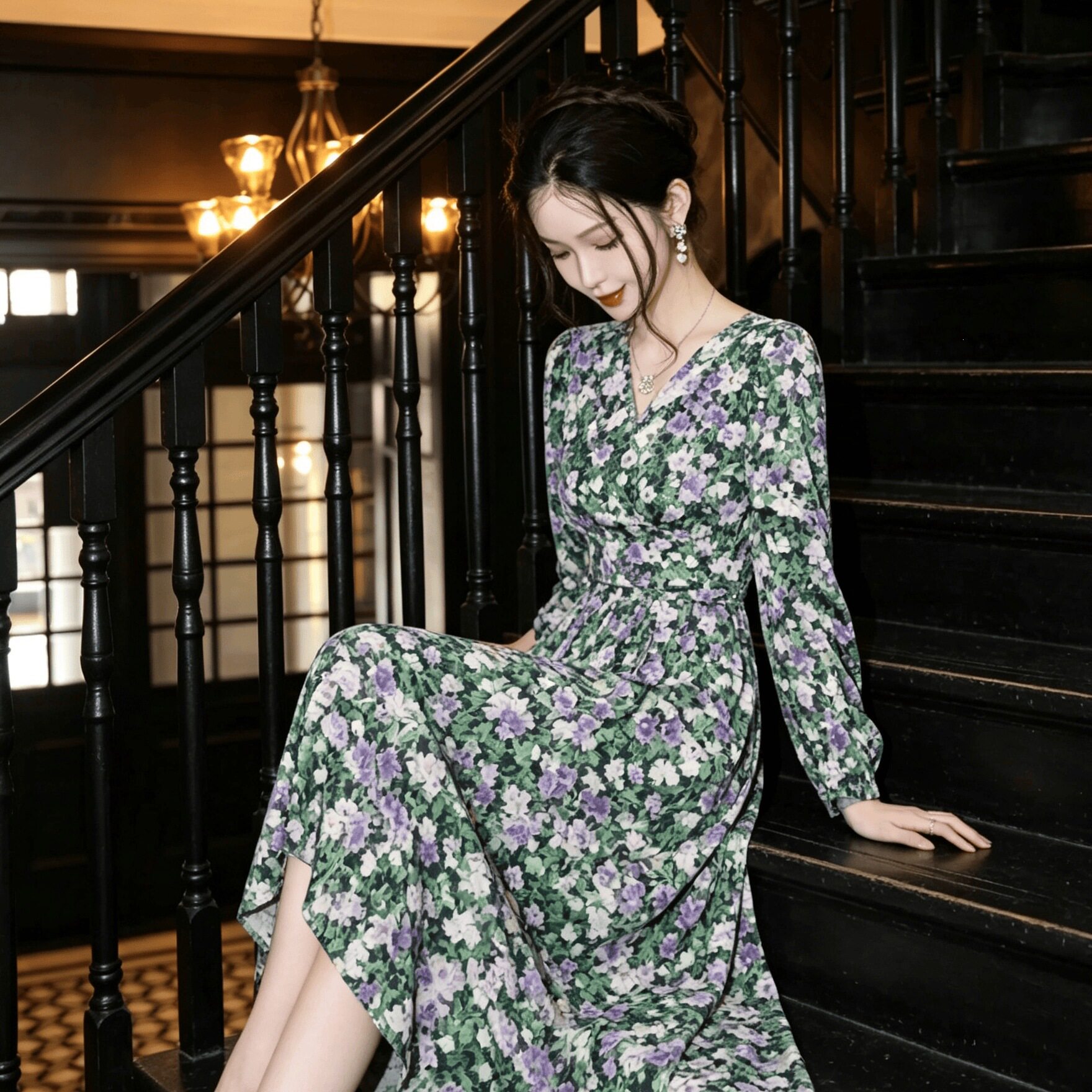 秋季法式V领修身A字碎花连衣裙女