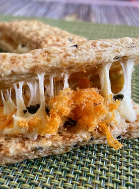 手工牛扎酥饼干现做海苔肉松方块酥咸蛋黄牛轧饼干网红零食千层酥