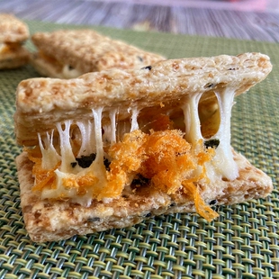 手工牛扎酥饼干现做海苔肉松方块酥咸蛋黄牛轧饼干网红零食千层酥