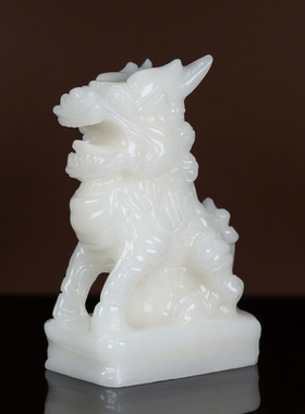一对天然白玉麒麟公母摆件