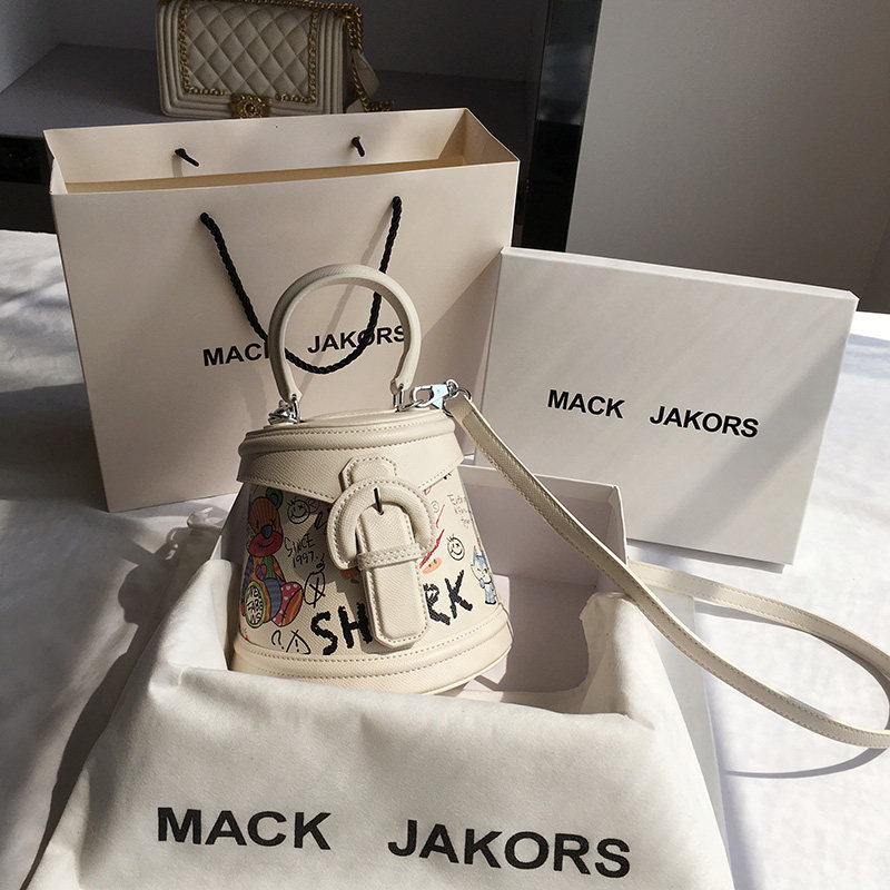 香港MackJakors真皮小熊涂鸦水桶包女夏天2021新款斜挎包手提包包