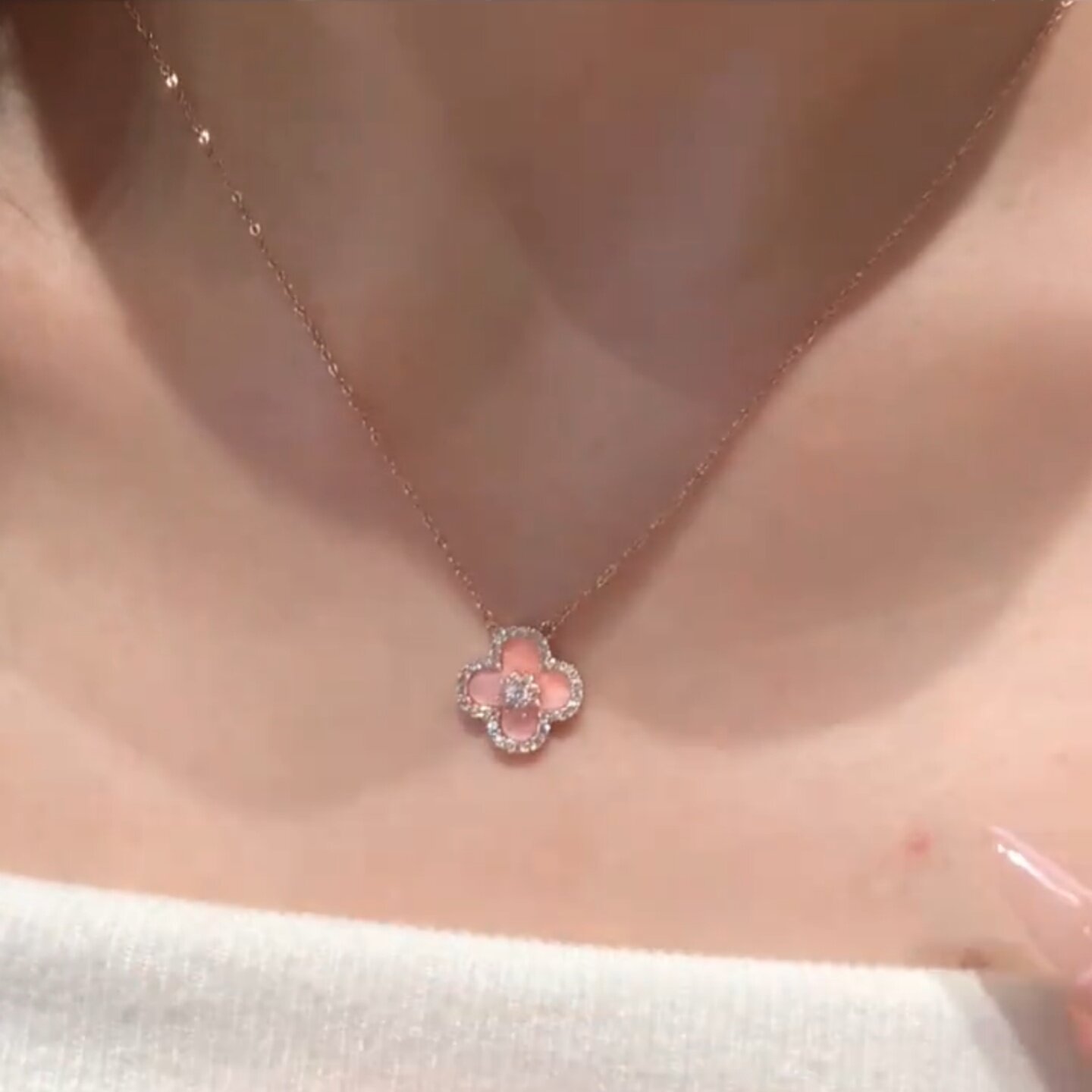 时尚粉色甜心镶钻四叶花项链女