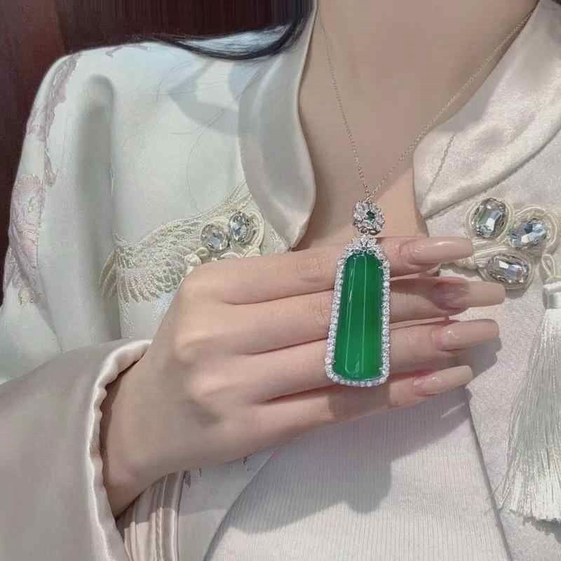 时尚镶嵌绿色无事牌吊坠项链女