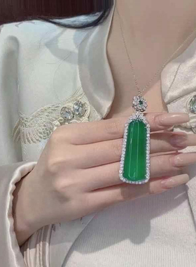 时尚镶嵌绿色无事牌吊坠项链女