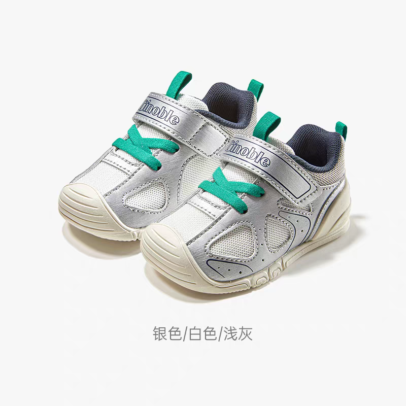 鞋头空间宽敞，宝宝小脚自在活动