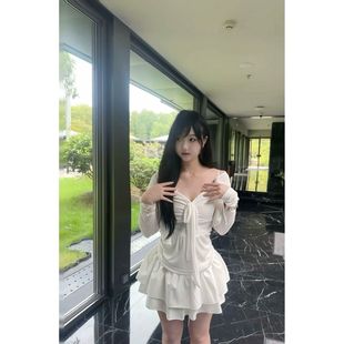 早秋白色长袖针织开衫蝴蝶结绑带抹胸背心上衣高腰蛋糕短裙三件套