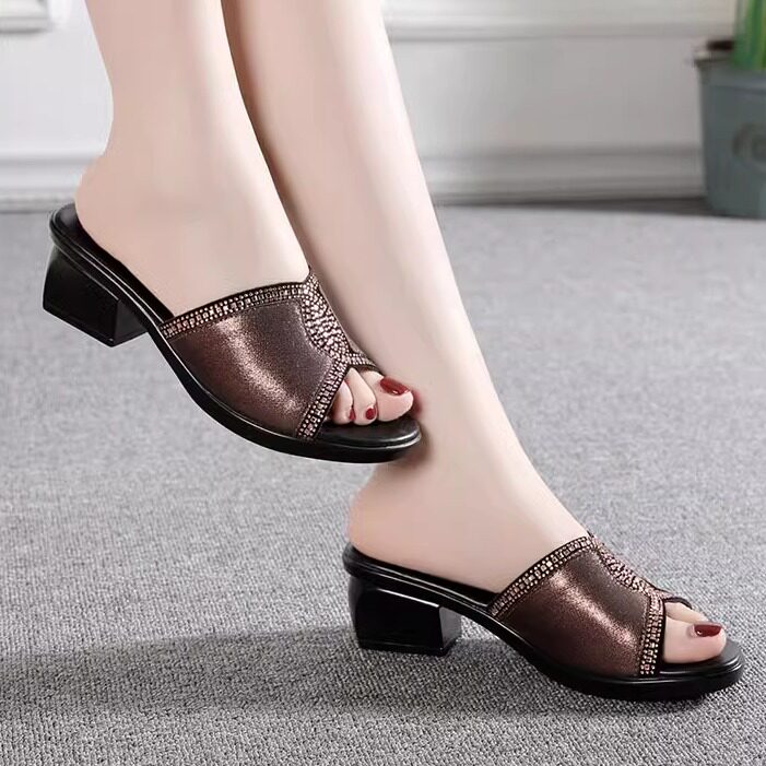 2026韩版新款中跟外穿女夏季凉鞋时尚粗跟水钻妈妈拖鞋软底一字拖