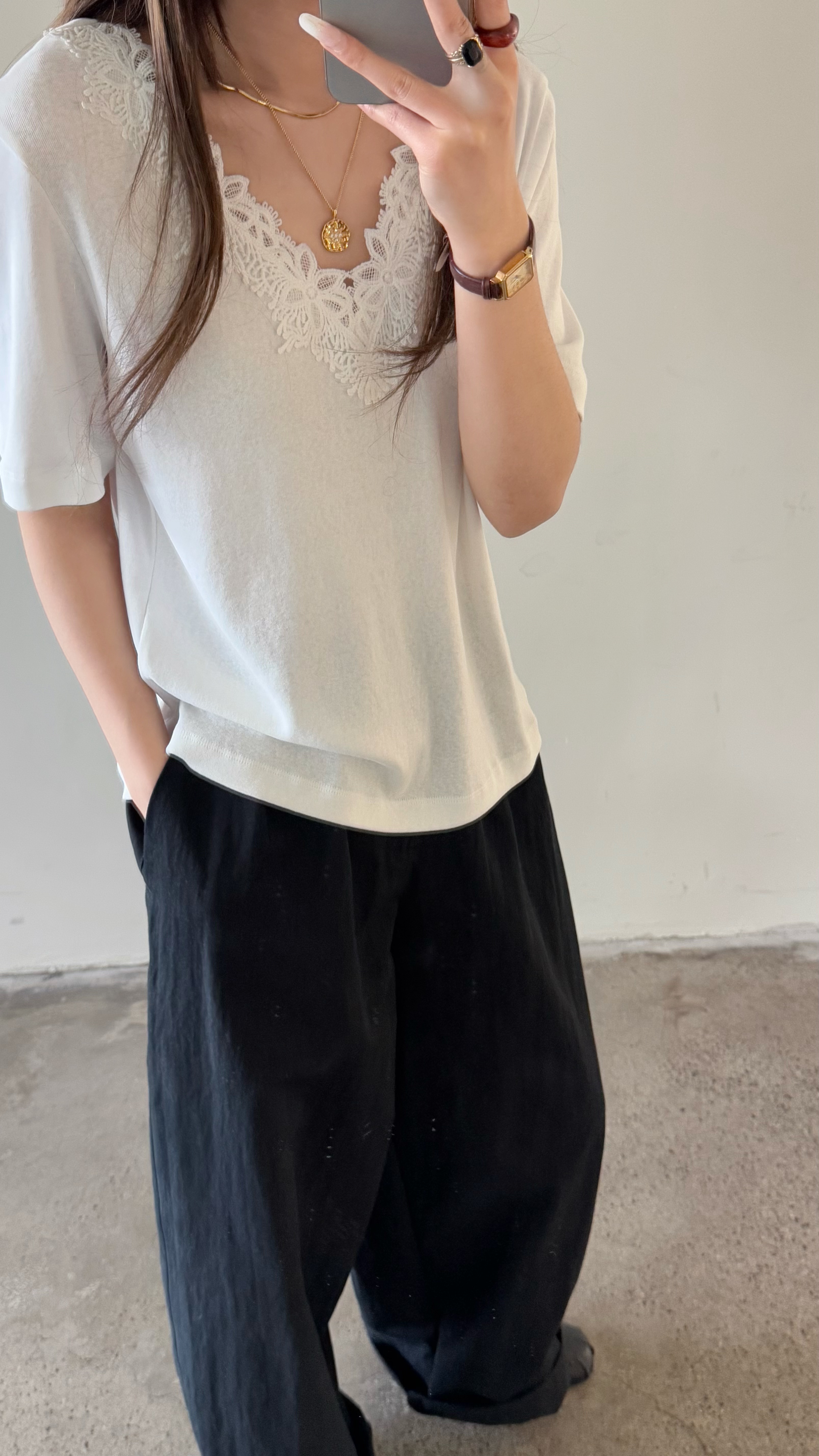 恩灿 本期主推 小女人蕾丝拼接温柔显白V领镂空钩花亚麻宽松T