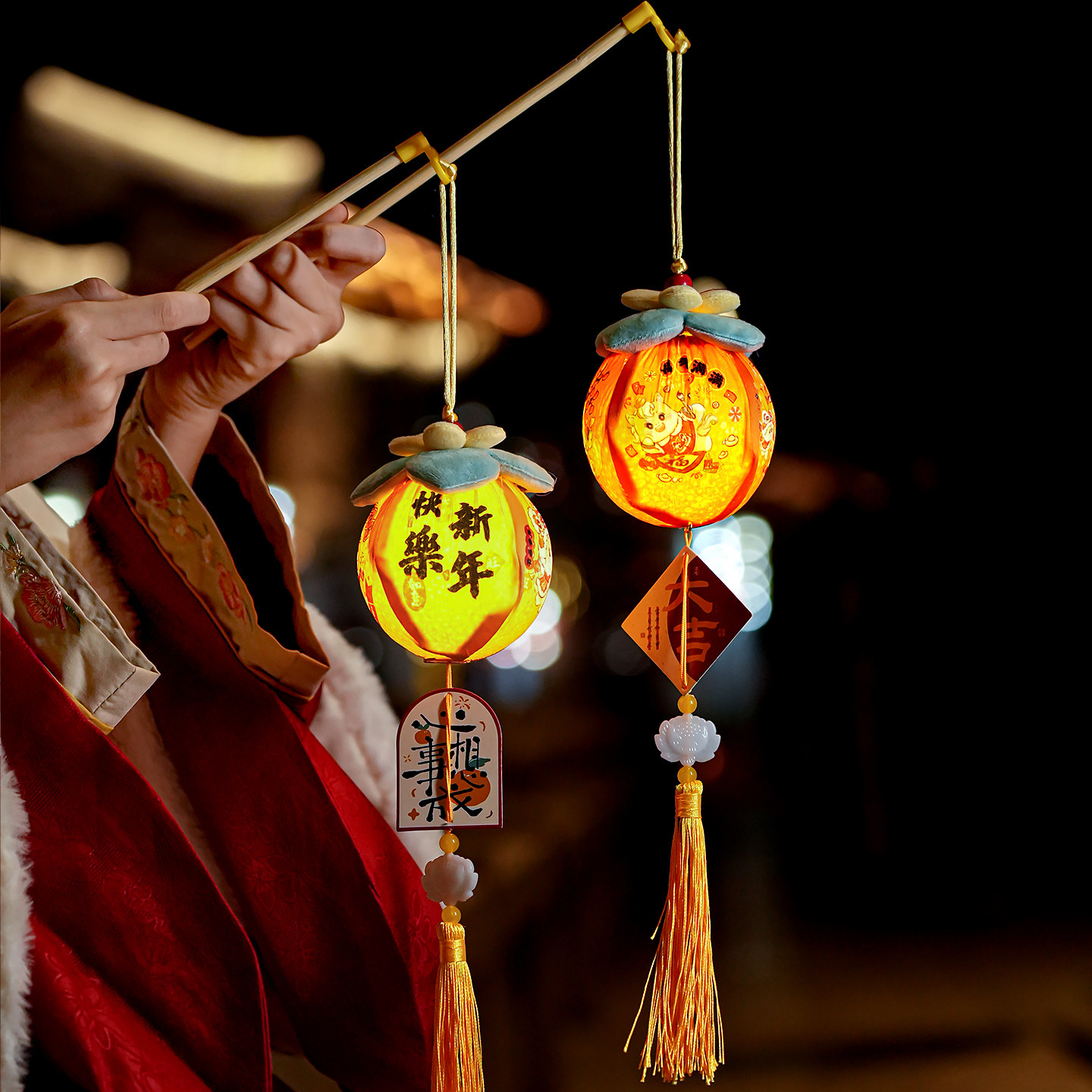 2026马年元旦新年发光儿童手提灯笼成品春节过年布艺新款柿子花灯