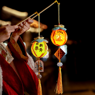 2026马年元旦新年发光儿童手提灯笼成品春节过年布艺新款柿子花灯