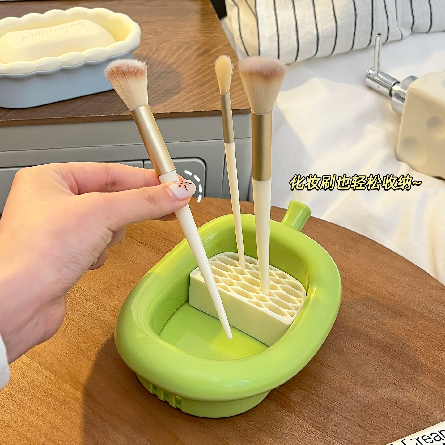 化妆刷收纳筒梳妆台桌面粉扑口红眼线笔置物架卫生间牙刷牙膏笔桶