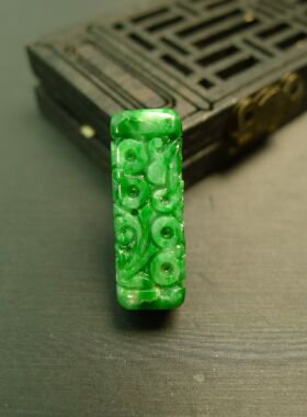 #D162满色辣绿天然A货翡翠长方柱条形雕花管珠桶珠吊坠