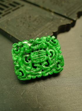 #F540满色辣绿天然A货翡翠背云 通天孔双龙捧寿方形背云