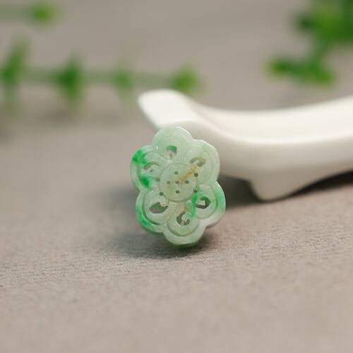 翡翠镂空雕花钱币纹中国结形背云
