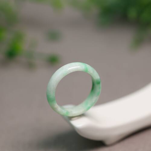白底飘阳绿天然A货翡翠戒指