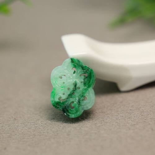 飘辣绿天然A货翡翠中国结形背云