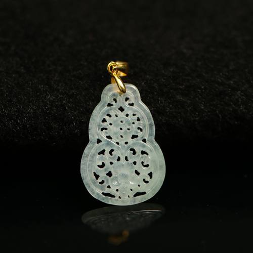 翡翠镂空雕花葫芦锁骨吊坠