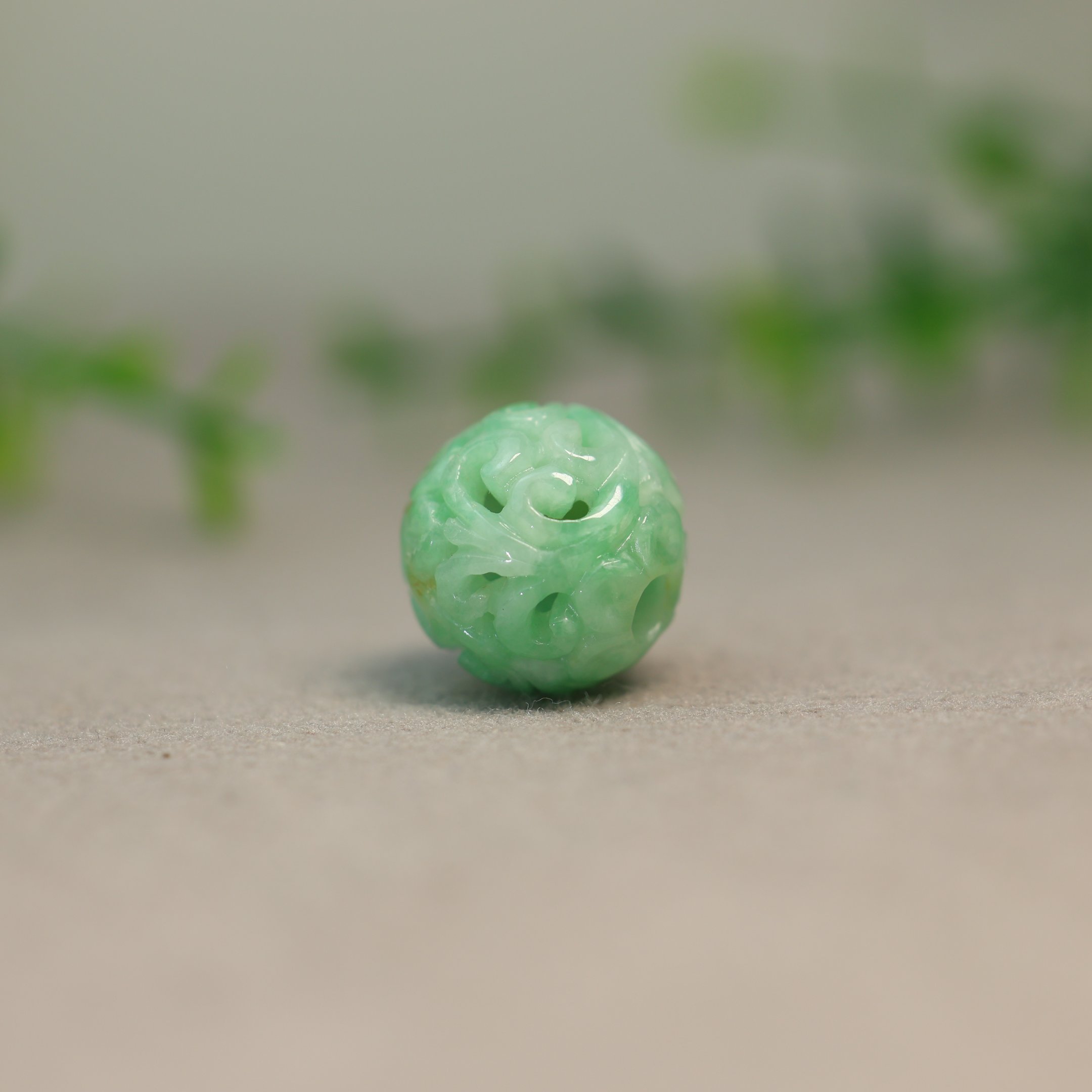 #N806 绿色飘洒金黄缅甸天然A货翡翠镂空雕花大珠子17MM圆珠佛珠