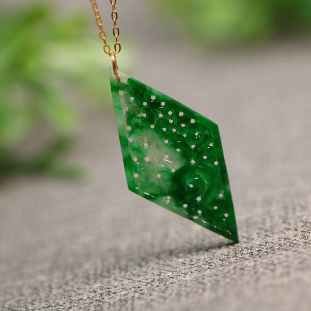 4494  18k金镶嵌老坑冰种辣绿天然a货翡翠镂空菱形雕花锁骨吊坠