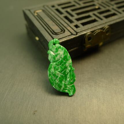 #M294 辣绿缅甸天然A货翡翠连年有余鲤鱼吊坠挂坠