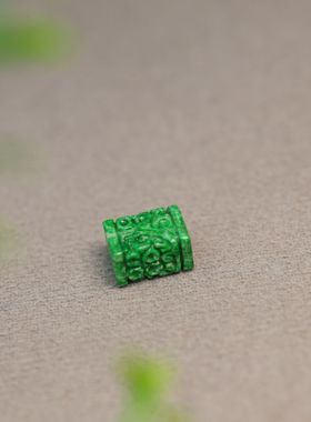 #K078满色辣绿缅甸天然A货翡翠方形雕花桶珠