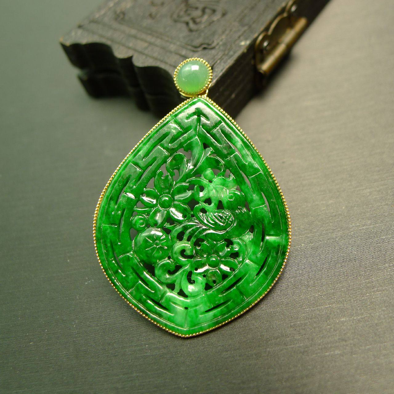 #9040 18K金镶嵌满色辣绿天然翡翠镂空雕喜上眉梢水滴形锁骨吊坠