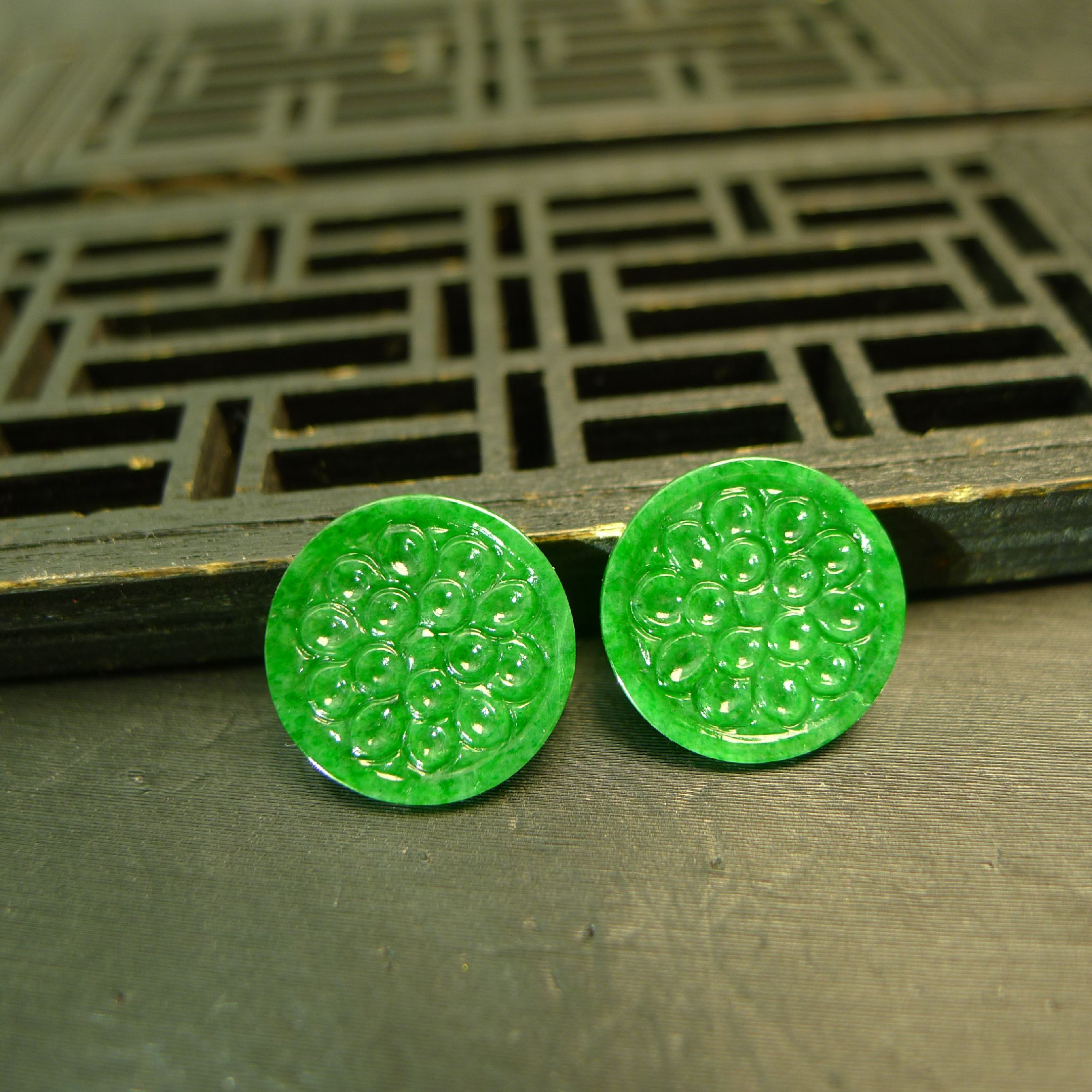 缅甸天然A货翡翠圆形雕花戒面