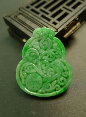 #E016满绿天然A货翡翠雕花葫芦吊坠挂坠