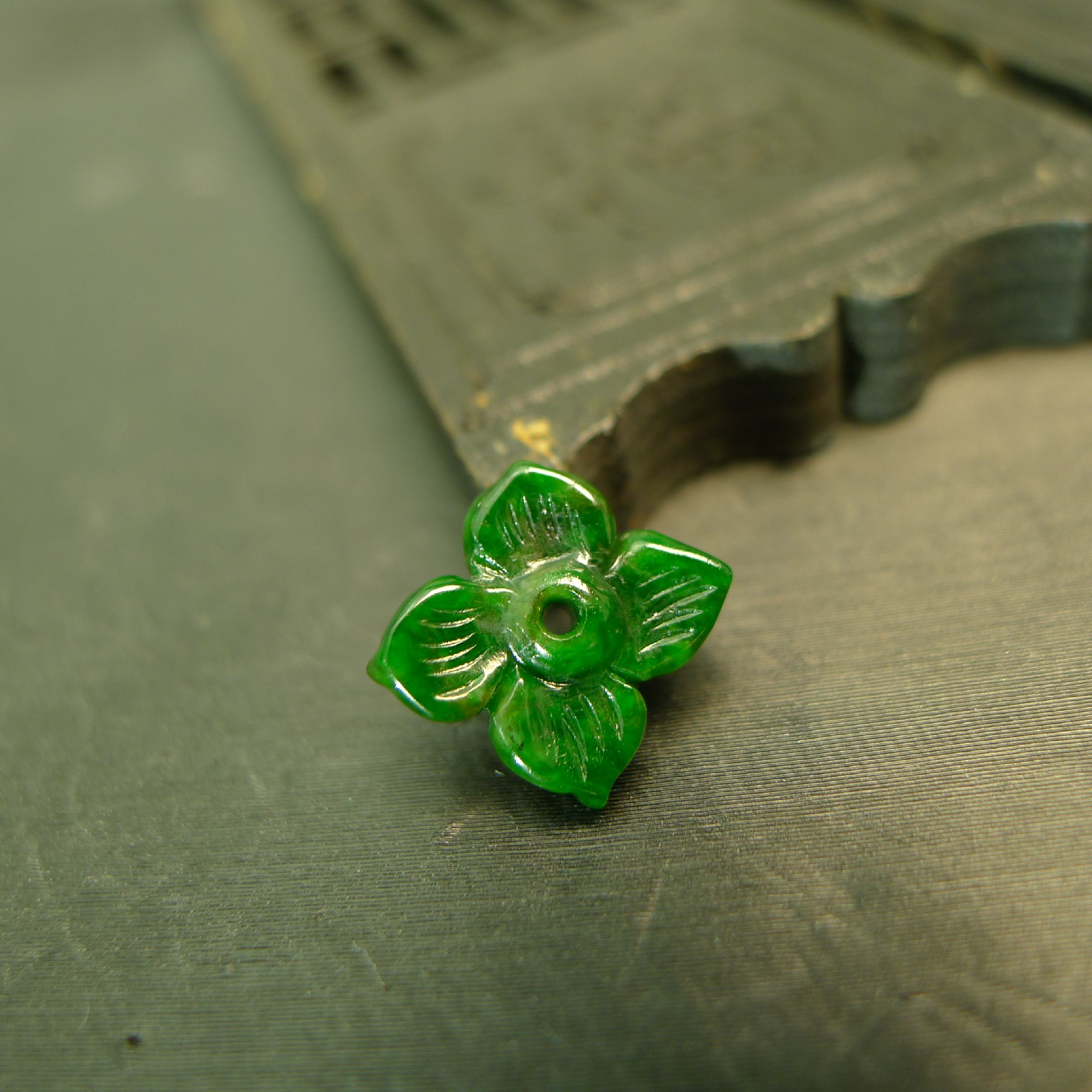 满色辣绿缅甸天然A货翡翠四叶草