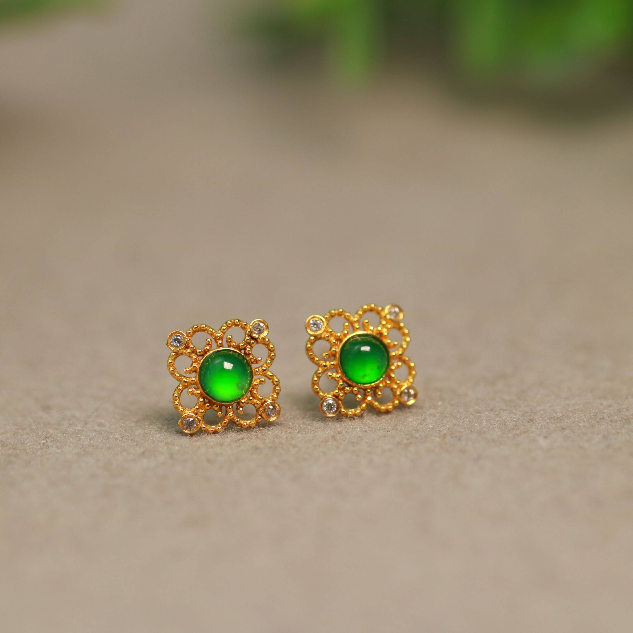 #C593 一对18K金镶嵌冰种满绿天然A货翡翠四叶草形蛋面耳钉