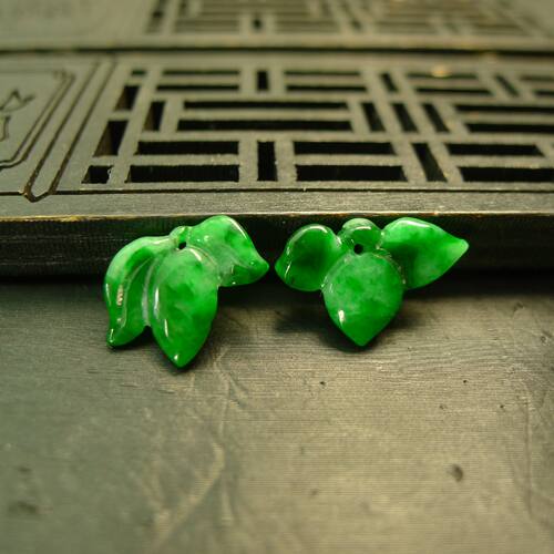 辣绿天然A货翡翠寿桃耳坠花片