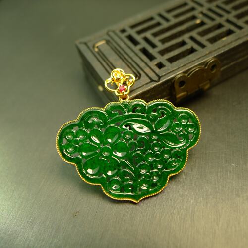 天然A货翡翠镂空雕花锁牌吊坠