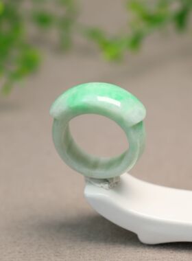 #K365白底飘阳绿缅甸天然A货翡翠马鞍戒指23号圈口男戒