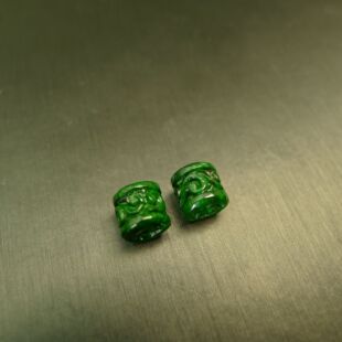 J581一对满色辣绿缅甸天然A货翡翠雕花圆柱形管珠桶珠吊坠顶珠