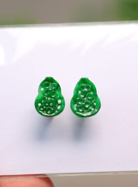 #J375一对满色辣绿天然A货翡翠镂空雕花葫芦 镶嵌耳钉裸石