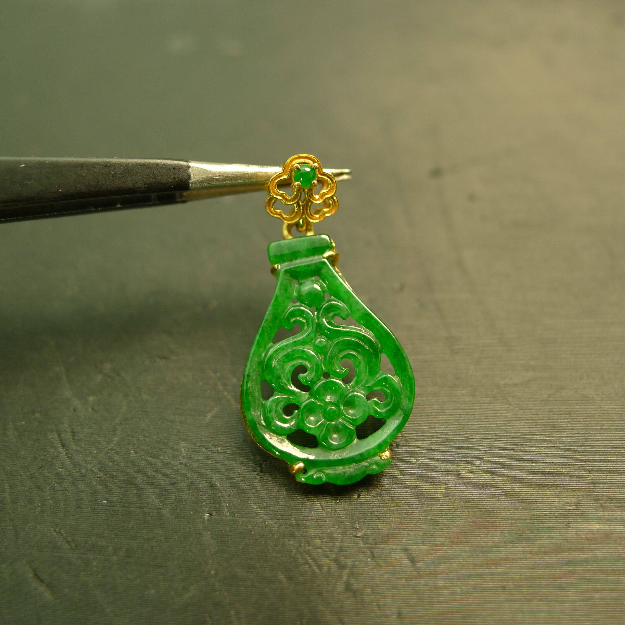#J439 18K金镶嵌老坑满绿缅甸天然A货翡翠镂空花瓶形锁骨吊坠