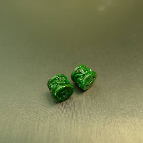 天然A货翡翠圆形雕花小桶珠