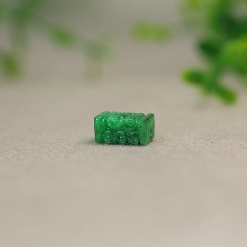 天然A货翡翠长方柱形雕花桶珠