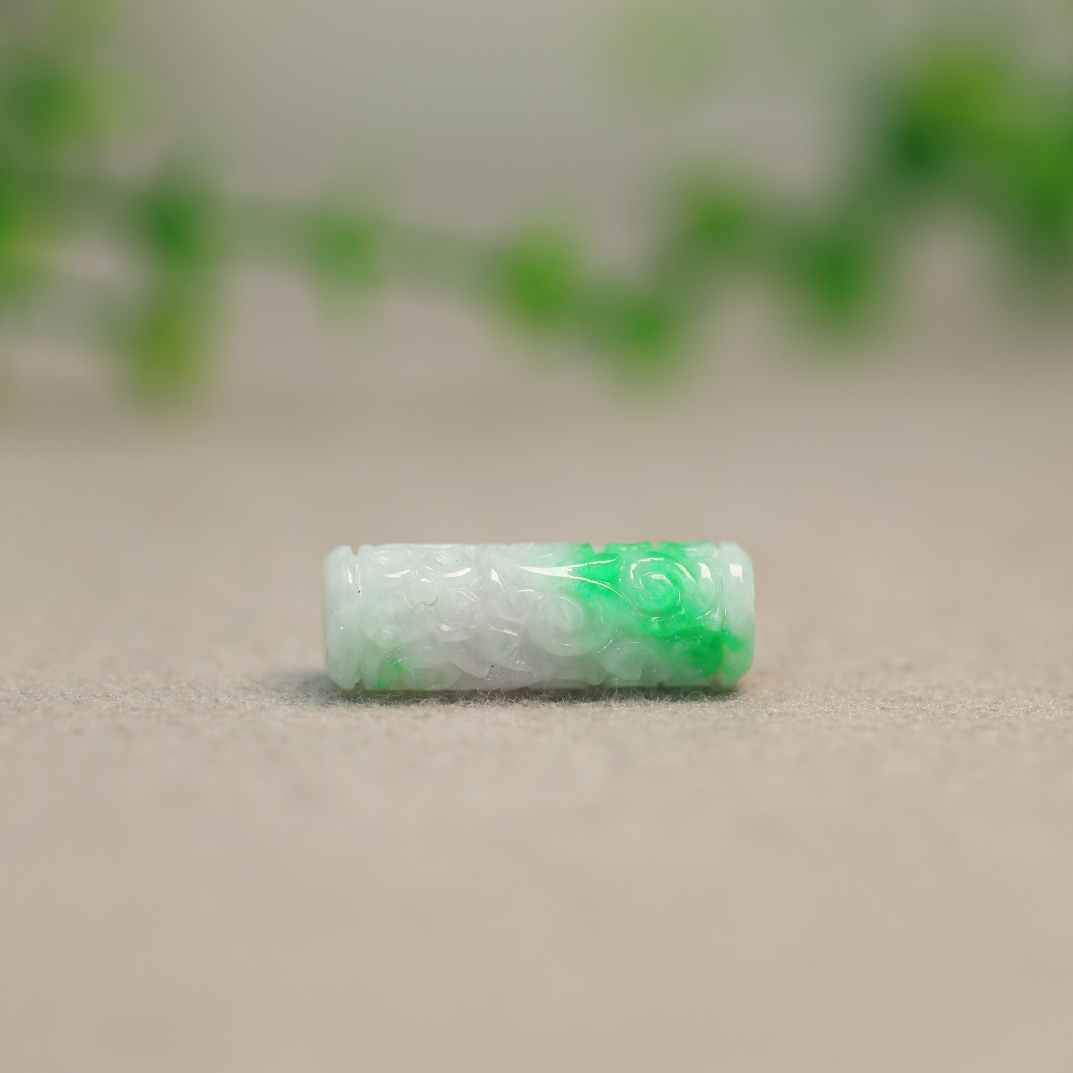 #N405 白底青飘阳绿缅甸天然A货翡翠雕花桶珠路路通吊坠