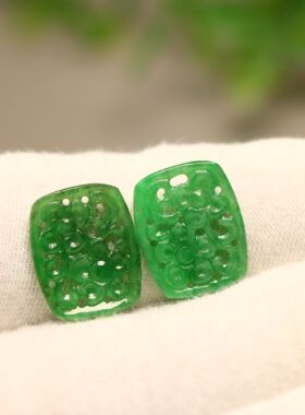 #B584一对满绿天然A货翡翠镂空方形雕花戒面