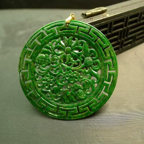 #6663 满色辣绿天然A货翡翠雕花大圆牌吊坠挂坠