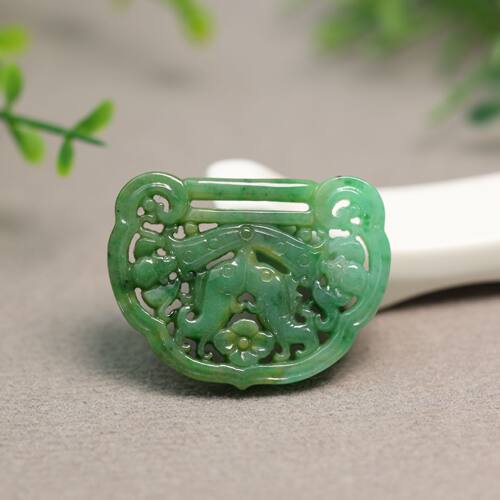 翡翠镂空吉庆有余如意锁牌吊坠