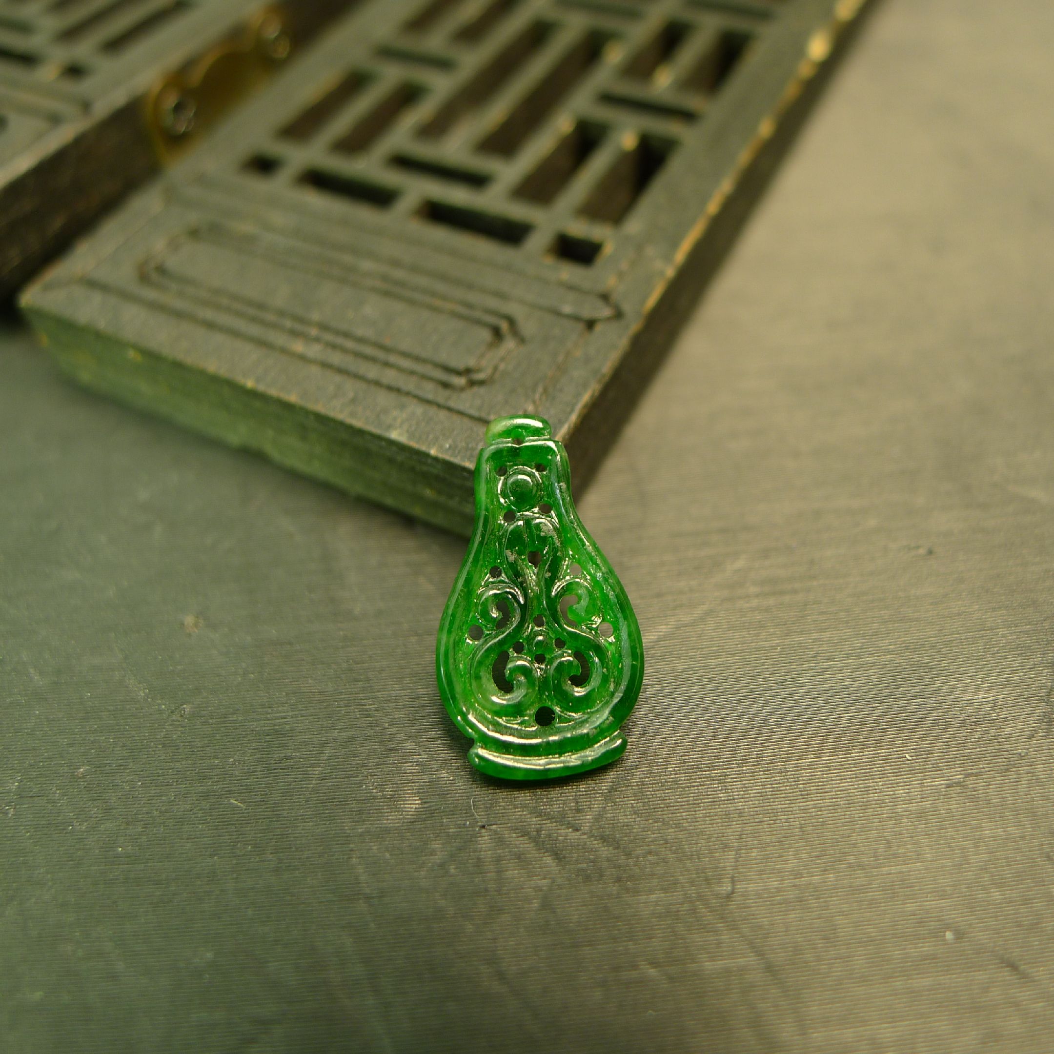 #K409满色辣绿缅甸天然A货翡翠镂空雕花花瓶形吊坠花片裸石