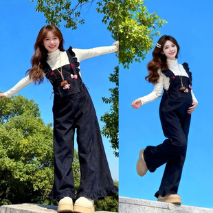 2025孕妇装秋冬款新款可爱加绒加厚木耳边背带裤搭配打底上衣套装