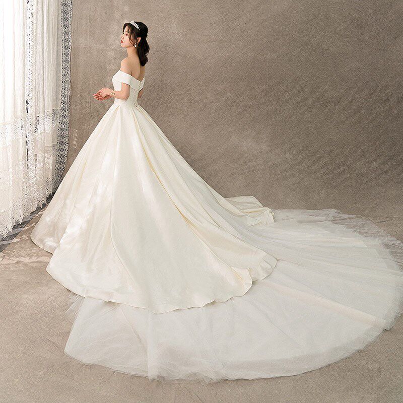 婚纱女2019新款新娘结婚礼服缎面白色一字肩齐地拖尾公主梦幻简约在类目 女装/女士精品, 婚纱/旗袍/礼服, 婚纱中 - 来自Buy2taobao.com提供专业的淘宝代购服务