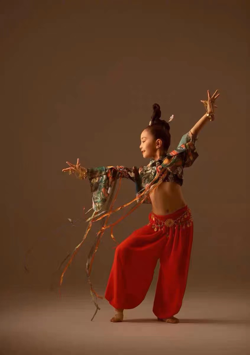 哈尼克孜同款敦煌飞天演出服装儿童妙音反弹琵琶舞蹈服域风情表演