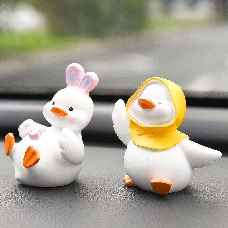 网红小鸭子汽车摆件2023新款创意可爱车载中控台车内装饰品摆件女