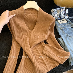 南油高货爆款！冬季新品氛围感v领细坑条小衫纯欲风针织衫女2025